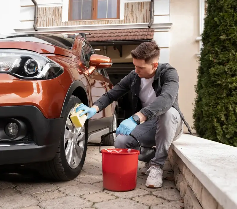 Lavage auto à domicile Laviron : professionnel intervenant sur un véhicule